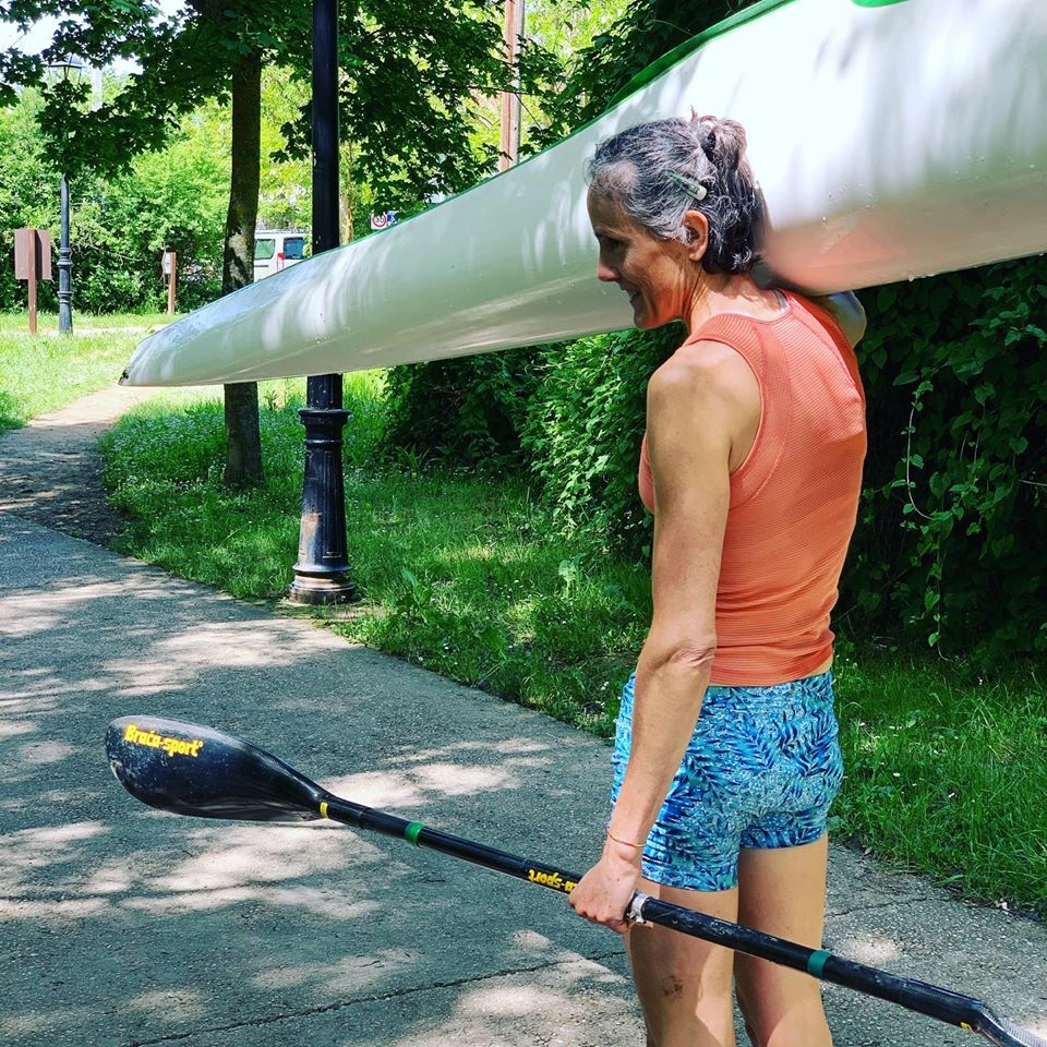 Las y los deportistas navarros ya en el agua